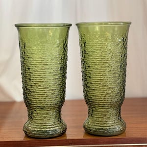 Set of two 60s 70s MCM vintage Anchor Hocking Soreno vases, sophisticated avocado green textured glass, no flaws, perfect for spring flowers