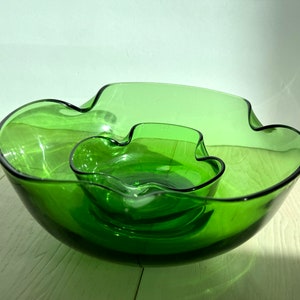 Vintage Anchor Hocking emerald green glass chip & dip set, large and small scalloped glass bowls, no chips or cracks, absolutely stunning!