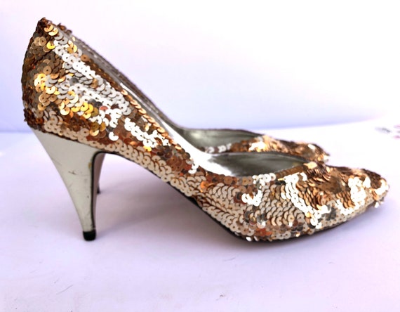 Gold sparkly sequin pumps,  size 8 N made in Chin… - image 1