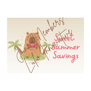 Puede incluir: Una ilustración digital de un capibara marrón de pie sobre hierba verde entre dos palmeras, sosteniendo una rodaja de sandía. El texto Sweet Summer Savings está impreso en rosa a la derecha, con una marca de agua sobre la imagen.
