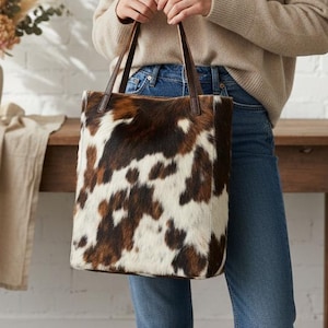 Peut inclure: Ensemble de trois mugs en céramique avec une finition mate et mouchetée. Les tasses sont de couleur crème, gris clair et gris foncé. Chaque mug a un design simple et minimaliste avec une anse arrondie.