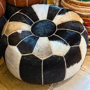 Echte poef van rundleer met patchworkafwerking – Handgemaakte Marokkaanse leren poef – Ronde rustieke voetenbank & modern woonaccessoire