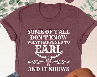 Op de afbeelding: Heather maroon t-shirt met witte tekst die "Some of y'all don't know what happened to Earl and it shows" zegt. De tekst wordt omringd door een decoratief ontwerp van een stieren schedel met hoorns.