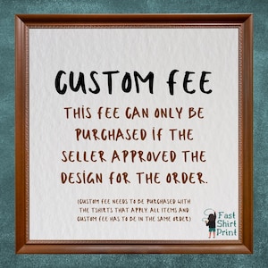 Könnte beinhalten: Ein gerahmtes Schild mit dem Text "CUSTOM FEE THIS FEE CAN ONLY BE PURCHASED IF THE SELLER APPROVED THE DESIGN FOR THE ORDER. (CUSTOM FEE NEEDS TO BE PURCHASED WITH THE TSHIRTS THAT APPLY. ALL ITEMS AND CUSTOM FEE HAS TO BE IN THE SAME ORDER)" und einem kleinen Logo mit der Aufschrift "Fast Shirt Print".