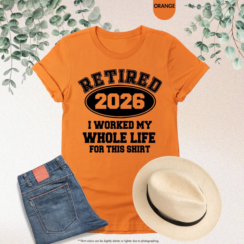 Puede incluir: Camiseta naranja con el texto "RETIRED 2026 I WORKED MY WHOLE LIFE FOR THIS SHIRT". La imagen tambi&eacute;n incluye unos vaqueros azules y un sombrero de paja.