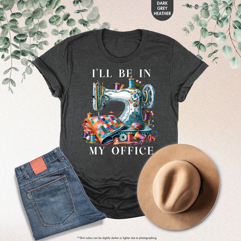 Pode incluir: Uma camiseta cinza mescla escuro com um gr&aacute;fico branco de uma m&aacute;quina de costura e o texto "I'll be in my office".