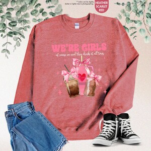 K&ouml;nnte beinhalten: Ein heidefarbenes, scharlachrotes Sweatshirt mit dem Text "We're Girls of course we need three drinks at all times" und einer Grafik von drei mit rosa Schleifen verzierten Einmachgl&auml;sern mit Strohhalmen und Herzen.