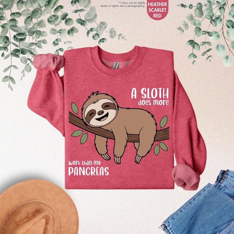 K&ouml;nnte beinhalten: Heather-scharlachrotes Sweatshirt mit einem braunen Faultier, das auf einem Ast h&auml;ngt. Der Text lautet: "A SLOTH does more work than my PANCREAS".