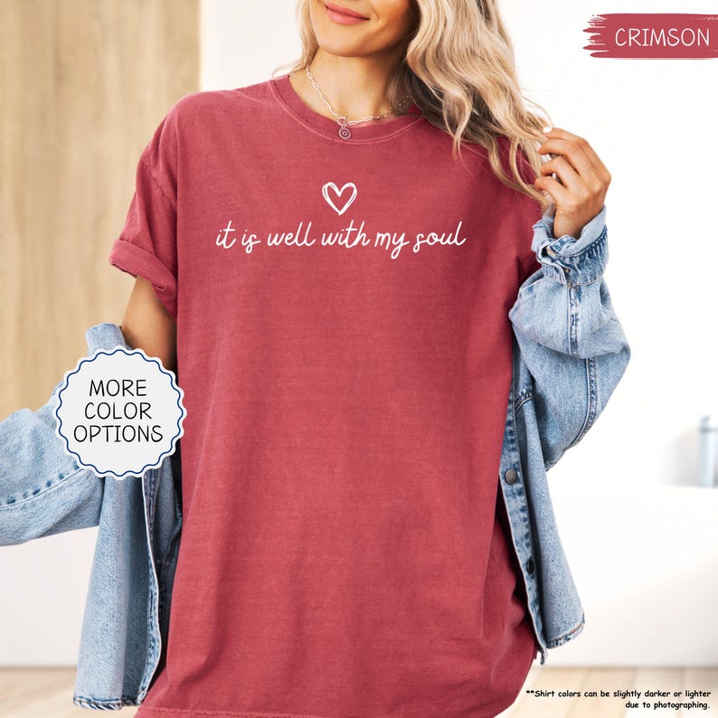 K&ouml;nnte beinhalten: Karmesinrotes T-Shirt mit dem Schriftzug "it is well with my soul" und einem Herz. Das Shirt hat hochgekrempelte &Auml;rmel und wird mit einer Jeansjacke getragen. Der Text ist wei&szlig;.