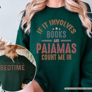 Puede incluir: Una sudadera verde oscuro con el texto "If it involves books and pajamas count me in" en una fuente retro. El texto est&aacute; en tonos de marr&oacute;n, naranja y rojo.
