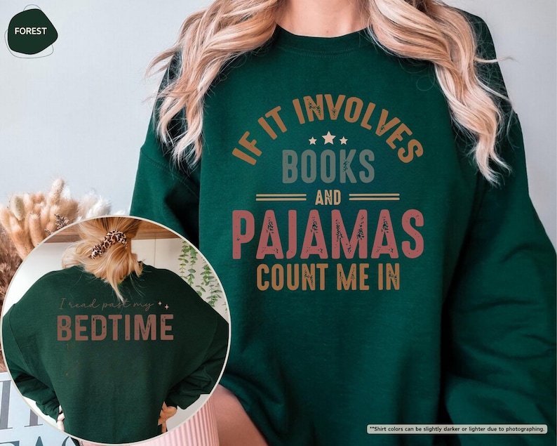 Puede incluir: Una sudadera verde oscuro con el texto "If it involves books and pajamas count me in" en una fuente retro. El texto est&aacute; en tonos de marr&oacute;n, naranja y rojo.