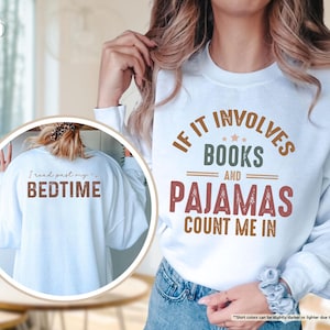 Puede incluir: Sudadera blanca con el texto "If it involves books and pajamas count me in" en marr&oacute;n, verde y blanco. La parte posterior de la sudadera tiene el texto "I read past my bedtime" en marr&oacute;n.