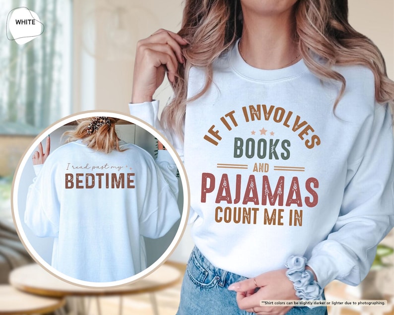 Puede incluir: Sudadera blanca con el texto "If it involves books and pajamas count me in" en marr&oacute;n, verde y blanco. La parte posterior de la sudadera tiene el texto "I read past my bedtime" en marr&oacute;n.