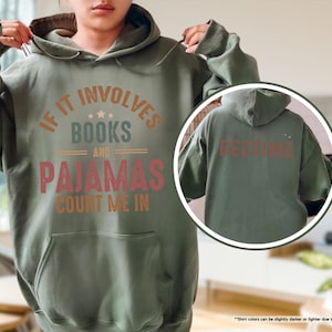 Puede incluir: Una sudadera con capucha verde con el texto "If it involves books and pajamas count me in" en la parte delantera y "Bedtime" en la parte trasera.