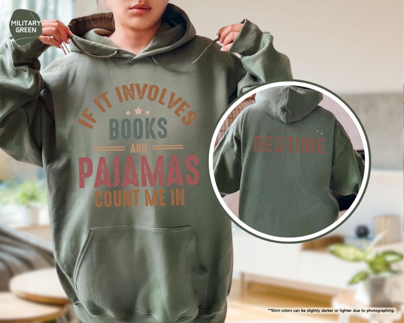 Puede incluir: Una sudadera con capucha verde con el texto "If it involves books and pajamas count me in" en la parte delantera y "Bedtime" en la parte trasera.