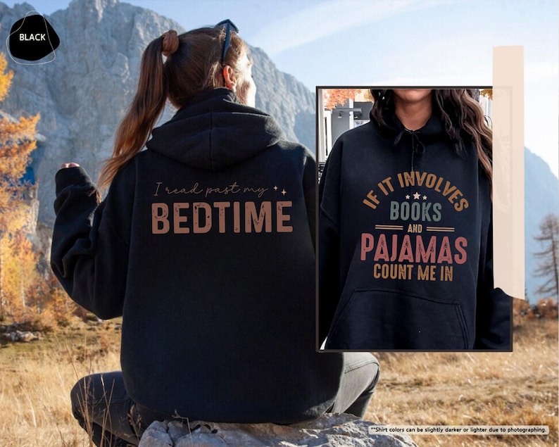 Puede incluir: Sudadera con capucha negra con el texto "I read past my bedtime" en la parte delantera. Otra sudadera con capucha negra con el texto "If it involves books and pajamas count me in" en la parte delantera.