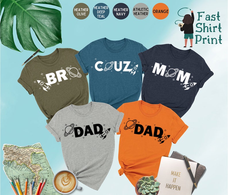 以下が含まれることがあります： 異なる色とデザインのTシャツが5枚。Tシャツには「BRO」「COUZ」「MOM」「DAD」「DAD」の文字がプリントされています。Tシャツは円形に配置され、文字は外側を向いています。