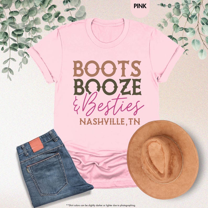 Pu&ograve; includere: Una maglietta rosa con le parole "BOOTS, BOOZE, & Besties" e "NASHVILLE, TN" stampate sopra. La maglietta &egrave; abbinata a jeans blu e un cappello da cowboy marrone. Il colore della maglietta &egrave; rosa.