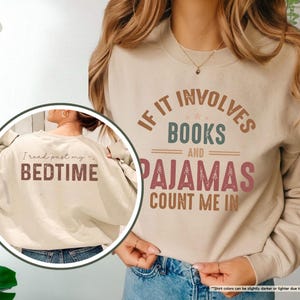 Puede incluir: Una sudadera beige con el texto "IF IT INVOLVES BOOKS AND PAJAMAS COUNT ME IN" impreso en la parte delantera. La parte posterior de la sudadera tiene el texto "I read past my BEDTIME" impreso en ella.