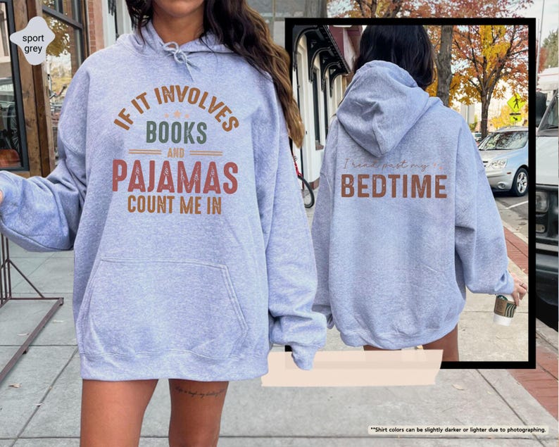Puede incluir: Una sudadera gris claro con el texto "If it involves books and pajamas count me in" en la parte delantera y "I need more bedtime" en la parte trasera.