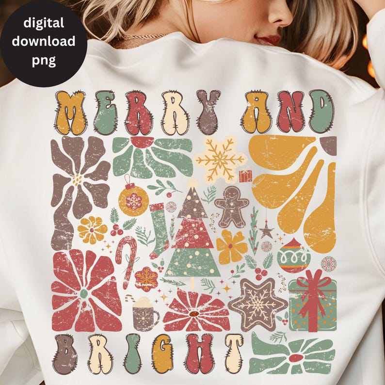 Op de afbeelding: Een wit sweatshirt met een vintage kerstontwerp. Het ontwerp bevat de woorden "Merry and Bright" in een kleurrijk, retro lettertype omringd door een verscheidenheid aan feestelijke elementen, waaronder bloemen, sterren, ornamenten en een peperkoekman.