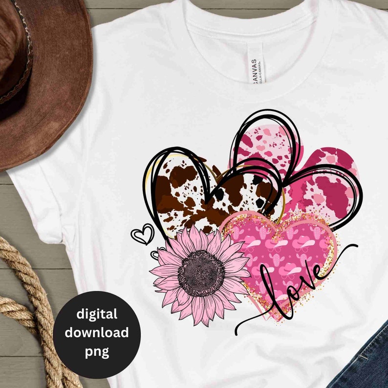 Puede incluir: Tres corazones rosas y marrones con un girasol y la palabra "love" en purpurina dorada. Los corazones tienen un patr&oacute;n de piel de vaca.