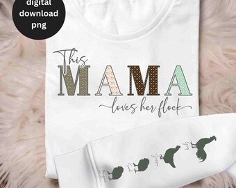 Può includere: Maglietta bianca con il testo "This Mama loves her flock" in lettere con motivi marroni e verdi. La maglietta presenta anche una fila di cinque galline in silhouette con i nomi sotto ciascuna.
