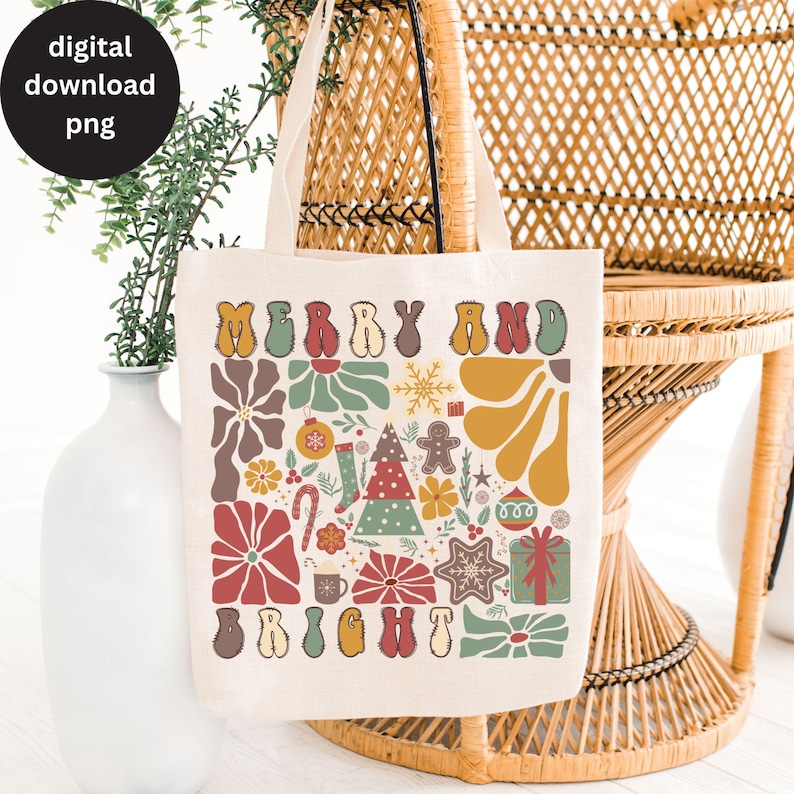 Op de afbeelding: Een witte canvas draagtas met een kerstontwerp. Het ontwerp bevat de woorden "Merry and Bright" in een retro lettertype, omringd door feestelijke elementen zoals sneeuwvlokken, ornamenten, snoepstokken en een peperkoekman.