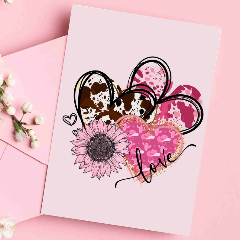 Puede incluir: Tres corazones rosas y marrones con un girasol y la palabra "love" en purpurina dorada. Los corazones tienen un estampado de vaca, un patr&oacute;n rosa y blanco y un patr&oacute;n rosa y rojo.