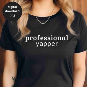 Può includere: Maglietta nera con testo bianco che recita "professional yapper".