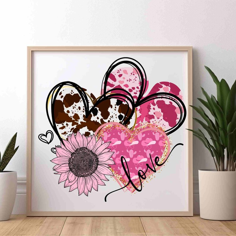 Puede incluir: Tres corazones rosas y marrones con un patr&oacute;n de piel de vaca, un coraz&oacute;n rosa con un patr&oacute;n de cactus y sombrero de vaquero, y la palabra "love" en purpurina dorada. Un girasol rosa se encuentra en el centro de los corazones.