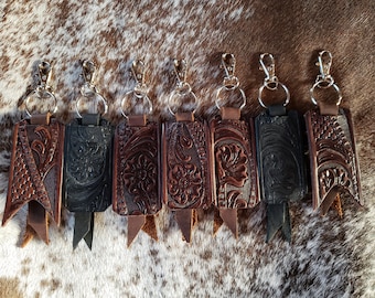 Porte-clés en cuir repoussé fait main Bracelet en cuir tressé Fermoir pression en métal argenté Accessoires artisanaux à imprimé floral marron noir