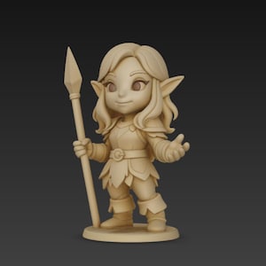 Könnte beinhalten: Beigefarbene Figur eines weiblichen Elfencharakters, der einen Speer hält. Der Elf hat große Ohren, langes, welliges Haar und trägt eine Rüstung und Stiefel. Die Figur steht auf einem kleinen, runden Sockel.