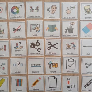 Peut inclure: Un ensemble de trente cartes pédagogiques carrées illustrées d'icônes colorées et de textes en français. Chaque carte représente une action ou une fourniture scolaire, incluant des ciseaux, des crayons, des règles et divers verbes d'apprentissage.