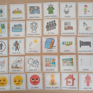Peut inclure: Un ensemble de trente cartes éducatives carrées disposées en grille, chacune présentant une icône ou une illustration colorée accompagnée d'étiquettes en français décrivant les activités scolaires, les émotions et les besoins.
