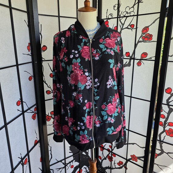 Rose Pattern Lightweight Jacket | Black Backgroun… - image 5
