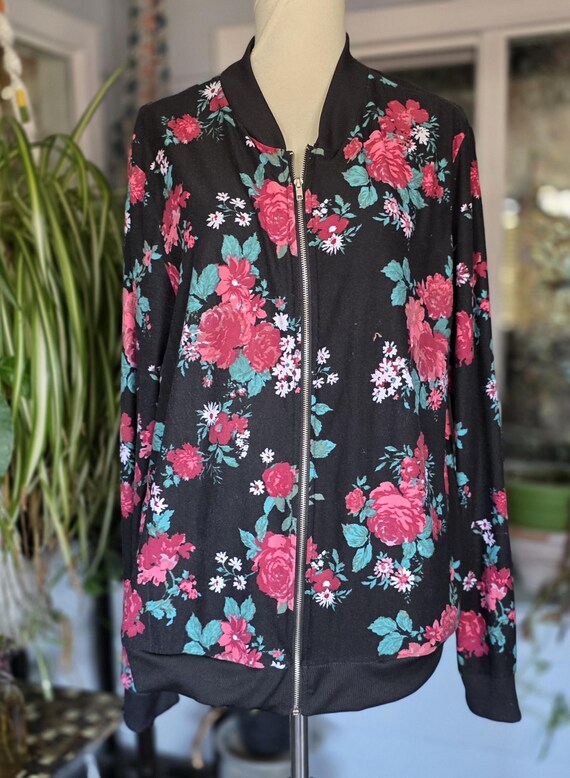 Rose Pattern Lightweight Jacket | Black Backgroun… - image 9