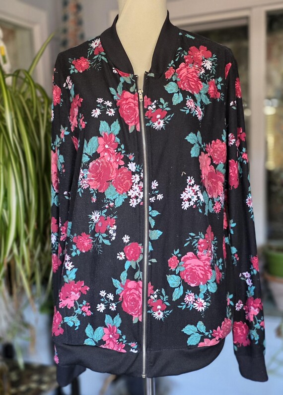 Rose Pattern Lightweight Jacket | Black Backgroun… - image 3