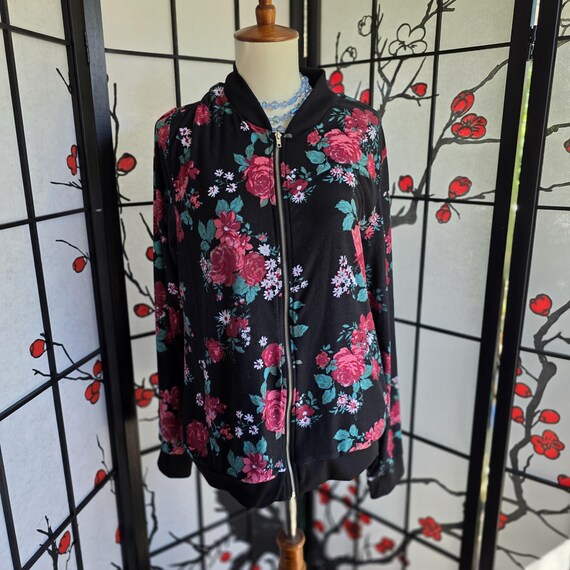 Rose Pattern Lightweight Jacket | Black Backgroun… - image 4