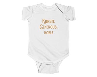 Karan (nombre que significa "generoso noble"), mono para bebé. Mono para bebé con nombre indio.