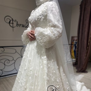 Vestido de hiyab minimalista con encaje: vestido de novia moderno y modesto con líneas limpias / Alta costura musulmana de manga larga hecha a mano