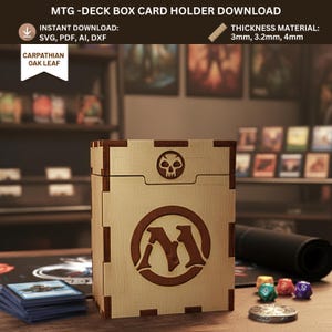 Peut inclure: Boîte de rangement en bois pour cartes MTG, avec un logo en forme de crâne et de "M". Le texte "MTG - DECK BOX CARD HOLDER DOWNLOAD" est visible. Le bois clair est orné de détails gravés marron foncé. Le design est téléchargeable.