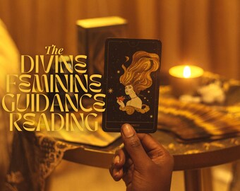 Può includere: Una lettura di carte dei tarocchi con il testo "The Divine Feminine Guidance Reading" in lettere dorate. La carta è nera con un'illustrazione dorata di una donna con i capelli fluenti e una stella in mano.