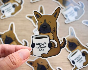 Peut inclure: Un chien de berger allemand de dessin animé brun et noir tenant une tasse à café blanche avec le texte "World's Best Craziest Dog".