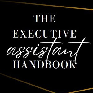 Könnte beinhalten: Ein schwarzer Hintergrund mit goldenen Akzenten und dem weißen Text "THE EXECUTIVE assistant HANDBOOK". Das Wort "assistant" ist kursiv geschrieben. Es ist ein Buchcover.