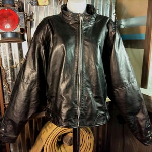 Black Leather Motorcycle Jacket size 44/ XL ~ Multi Pocketed ~ Quilted liner ~ Shoulder pads w/ zipper pockets ~ Full zip closure ~ Mint