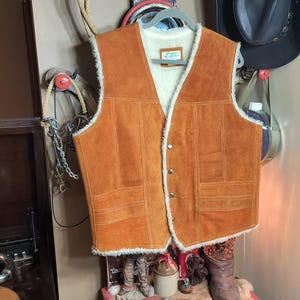 Original 70s Genuine Leather Suede Sherpa Vest Rust Brown Men&#39;s Size M Country/Western/Southern/Southwestern - Man Cave Decor