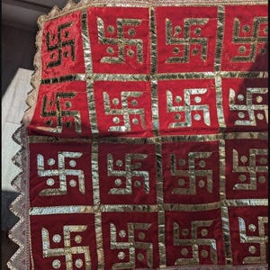 Vierkant fluwelen altaarkleed: goudgeel reliëfde decoratie (18 x 18 inch) en groot (27,5 x 27,5 inch)