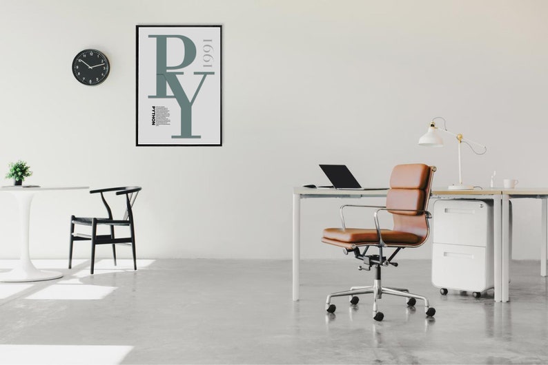 K&ouml;nnte beinhalten: Ein moderner B&uuml;roarbeitsplatz mit einem wei&szlig;en Schreibtisch, einem braunen Lederschreibtischstuhl, einem wei&szlig;en Aktenschrank und einer Lampe mit wei&szlig;em Schirm. Eine schwarz-wei&szlig;e Uhr h&auml;ngt an der Wand hinter einem gerahmten Poster mit dem Text "1961" und "RY" in hellblau.