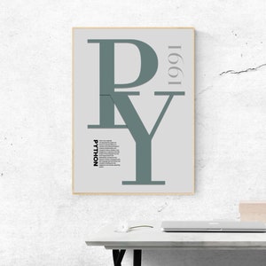 K&ouml;nnte beinhalten: Ein gerahmtes Poster mit grauem Hintergrund und den Buchstaben "PY" in einer gro&szlig;en, stilisierten Schrift. Das Jahr "1991" ist vertikal auf der rechten Seite des Posters gedruckt. Das Wort "PYTHON" ist in Schwarz in der linken unteren Ecke des Posters gedruckt.